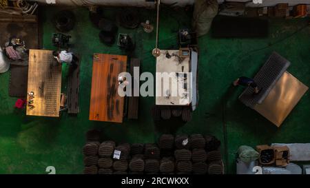 Kunming. 7 avril 2023. Cette photo aérienne prise le 7 avril 2023 montre l'usine de matelas 'Truck Baby' dans le comté de Fuyuan de la ville de Qujing, dans la province du Yunnan au sud-ouest de la Chine. Mao Guangyou a consacré d'innombrables nuits au cours de la dernière décennie à naviguer dans son camion à travers les hautes montagnes de Chine. Lorsqu'il se sentait endormi, il s'arrêtait le long de son voyage et trouvait réconfort et répit sous la vaste étendue du ciel étoilé.POUR ALLER AVEC «à travers la Chine : un ancien chauffeur de camion rêve grand sur la route d'un voyage reposant» crédit : Hu Chao/Xinhua/Alamy Live News Banque D'Images