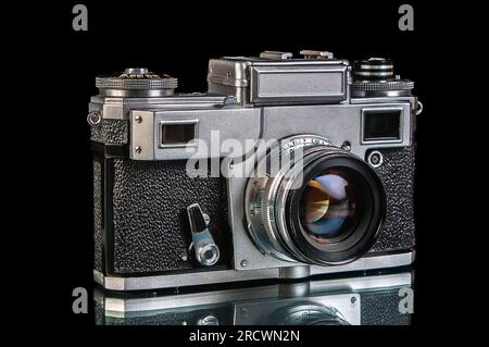 Une vieille caméra analogique de 35 mm avec un objectif fixé dessus Banque D'Images