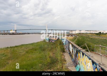 Lointain Queen Elizabeth II Bridge / Dartford Crossing, reliant Kent & Thurrock, Essex, sur la Tamise. Mur de graffiti en premier plan. Banque D'Images