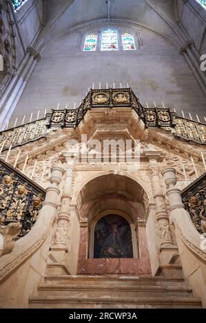 Célèbre escalier doré à la cathédrale de Burgos Banque D'Images