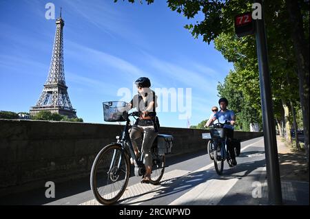 Paris, France. 17 juillet 2023. Illustration de cyclistes avec la Tour Eiffel en arrière-plan le 17 juillet 2023 devant la Tour Eiffel. Les Jeux olympiques d’été de 2024 à Paris marqueront la première fois qu’une cérémonie d’ouverture n’aura pas lieu à l’intérieur d’un stade, au lieu de cela, l’extravagance se déroulera le long de la Seine, avec des spectateurs bordant les rues et les ponts au cœur de la capitale française. Photo Tomas Stevens/ABACAPRESS.COM crédit : Abaca Press/Alamy Live News Banque D'Images