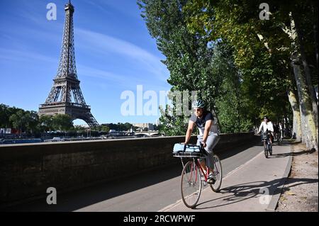 Paris, France. 17 juillet 2023. Illustration de cyclistes avec la Tour Eiffel en arrière-plan le 17 juillet 2023 devant la Tour Eiffel. Les Jeux olympiques d’été de 2024 à Paris marqueront la première fois qu’une cérémonie d’ouverture n’aura pas lieu à l’intérieur d’un stade, au lieu de cela, l’extravagance se déroulera le long de la Seine, avec des spectateurs bordant les rues et les ponts au cœur de la capitale française. Photo Tomas Stevens/ABACAPRESS.COM crédit : Abaca Press/Alamy Live News Banque D'Images