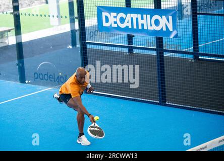 USAGE ÉDITORIAL ONLY Marlon Devonish, membre de l'équipe de relais 4x100m de l'équipe GB, vainqueur de l'or olympique 2004, soutient la campagne du détaillant de sport Decathlon visant à faire découvrir à plus de gens le Padel, considéré comme l'un des sports les plus dynamiques du Royaume-Uni, en participant à un match. Date de parution : lundi 17 juillet 2023. Banque D'Images