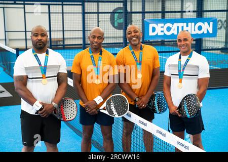 USAGE ÉDITORIAL UNIQUEMENT (G-D) l'équipe britannique de relais 4x100m, gagnante de l'or olympique 2004, Mark Lewis-Francis, Marlon Devonish, Darren Campbell et Jason Gardener soutiennent la campagne du détaillant de sport Decathlon visant à faire découvrir le Padel, considéré comme l'un des sports les plus dynamiques au Royaume-Uni. Date de parution : lundi 17 juillet 2023. Banque D'Images