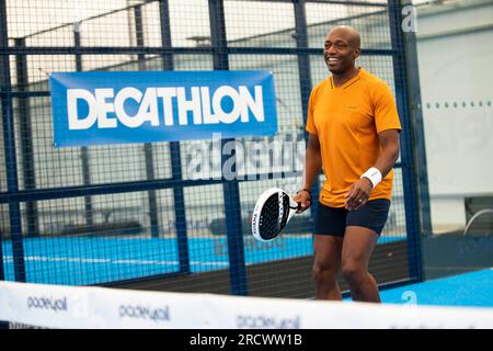 USAGE ÉDITORIAL ONLY Marlon Devonish, membre de l'équipe de relais 4x100m de l'équipe GB, vainqueur de l'or olympique 2004, soutient la campagne du détaillant de sport Decathlon visant à faire découvrir à plus de gens le Padel, considéré comme l'un des sports les plus dynamiques du Royaume-Uni, en participant à un match. Date de parution : lundi 17 juillet 2023. Banque D'Images