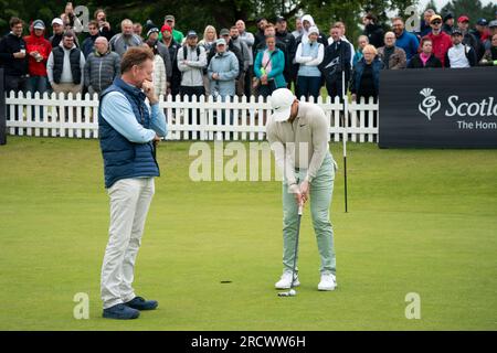 Rory McIlroy avec son entraîneur brad Faxon au Genesis Scottish Open 2023 au Renaissance Club à North Berwick, Écosse, Royaume-Uni Banque D'Images