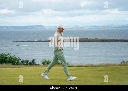 Rory McIlroy marche sur le fairway au 13e trou pendant le Genesis Scottish Open 2023 au Renaissance Club à North Berwick, en Écosse Banque D'Images