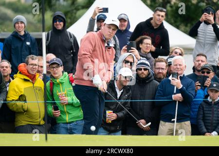 Robert McIntyre marque sur le green au 17e trou lors du Genesis Scottish Open 2023 au Renaissance Club à North Berwick, en Écosse Banque D'Images