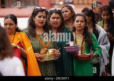 Lalitpur, Népal. 17 juillet 2023. Les dévots attendent en ligne pour prier le premier lundi du mois sacré de Shrawan à Lalitpur, Népal, le 17 juillet 2023. Le mois sacré de Shrawan est considéré comme propice car les gens offrent des prières au Seigneur Shiva. Crédit : Hari Maharjan/Xinhua/Alamy Live News Banque D'Images