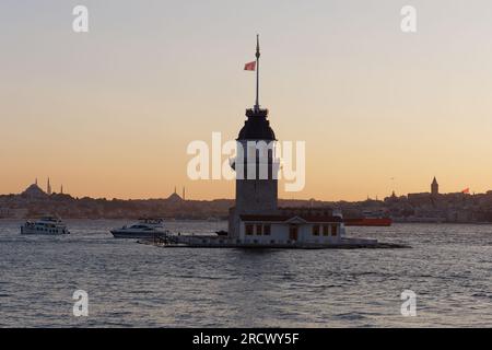 Coucher de soleil d'été sur la mer du Bosphore et Maidens Tower d'Uskudar, Istanbul, Turquie, avec le côté ouest de la ville derrière. Banque D'Images