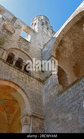 Partie des ruines de l'ancienne abbaye bénédictine Jumièges en Normandie, France Banque D'Images