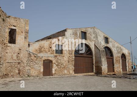 L'ancienne tonnara, usine de transformation du thon, village de pêcheurs de Marzamemi, Syracuse, sud-est de la Sicile, Italie Banque D'Images