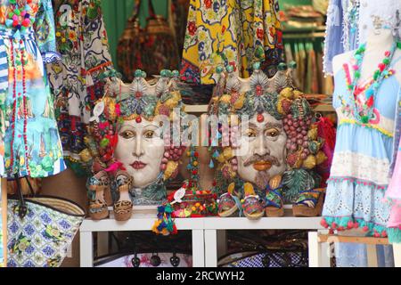 Poterie typique de Sicilan à têtes émaillées, connue sous le nom de Graste, village de pêcheurs de Marzamemi, Syracuse, sud-est de la Sicile, Italie Banque D'Images