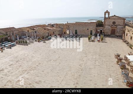 Piazza regina Margherita, village de pêcheurs de Marzamemi, Syracuse, sud-est de la Sicile, Italie Banque D'Images