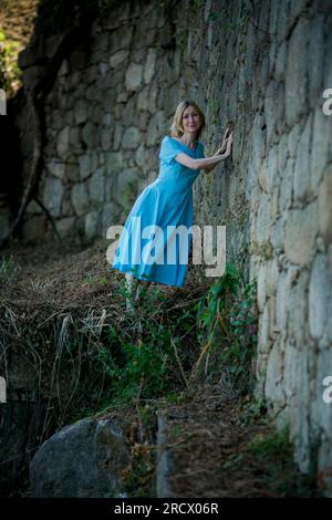 Une femme dans une robe bleue fait son chemin à travers les ruines antiques. Banque D'Images