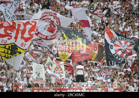 Fans in der Cannstatter Kurve mit Fahnen Fußball Bundesliga VFB Stuttgart - FC Schalke 04 - 0:3 6.8.2011 Banque D'Images