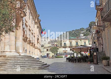 La place de la mairie de Scicli rendue célèbre sous le nom de Vigata, l'un des lieux de tournage de la série policière Montalbano, province de Ragusa, Sicile, Italie Banque D'Images