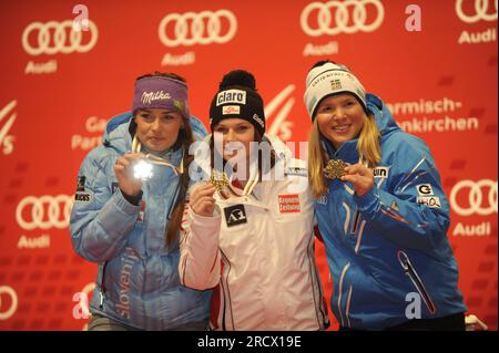 MAZE Tina (2.Platz) FENNINGER Anna (Siegerin) PAERSON Anja (3.Platz) präsentieren BEI der Siegerehrung ihre Medaillen Super Kombination der Frauen am 11.2.2011 ski alpin Weltmeisterschaft vom 7.-20.2. 2011 à Garmisch - Partenkirchen Partenkirchen Banque D'Images