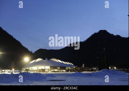 Nachtaufnahme der neuen Eisschnellaufhalle à Inzell. Der erste Wettkampfhöhepunkt in der neuen Halle werden vom 10. bis 13. März 2011 die Essent ISU Eisschnelllauf Weltmeisterschaften über die Einzelstrecken sein. Banque D'Images