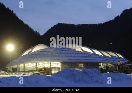 Nachtaufnahme der neuen Eisschnellaufhalle à Inzell. Der erste Wettkampfhöhepunkt in der neuen Halle werden vom 10. bis 13. März 2011 die Essent ISU Eisschnelllauf Weltmeisterschaften über die Einzelstrecken sein. Banque D'Images