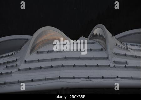 Nachtaufnahme der neuen Eisschnellaufhalle à Inzell. Der erste Wettkampfhöhepunkt in der neuen Halle werden vom 10. bis 13. März 2011 die Essent ISU Eisschnelllauf Weltmeisterschaften über die Einzelstrecken sein. Banque D'Images