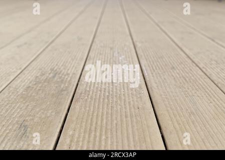 Vue à grand angle sur les planches de patio humides en composite bois-plastique Banque D'Images