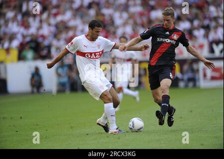 Khalid Boulahrouz Aktion gegen Lars Bender Fußball Bundesliga VFB Stuttgart - Bayer 04 Leverkusen 0:1 am 20.8.2011 Banque D'Images