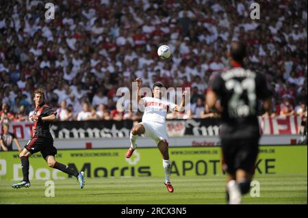 Khalid Boulahrouz Aktion Kopfball Fußball Bundesliga VFB Stuttgart - Bayer 04 Leverkusen 0:1 am 20.8.2011 Banque D'Images