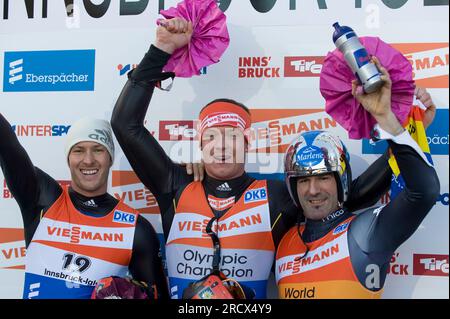 David Möller (2.Platz) Felix Loch (Sieger mitte) und Armin Zöggeler jubeln BEI Siegerehrung Rodel Welt Cup der Herren am 27.11.2011 in Igls Foto : Viessmann/Rolf Kosecki Banque D'Images