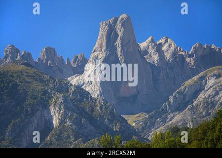 Naranjo de Bulnes (ou PICU Urriellu) de Poo de Cabrales, Asturies, Espagne. Banque D'Images