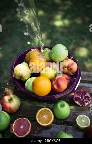 Lavage des fruits dans la nature. Banque D'Images