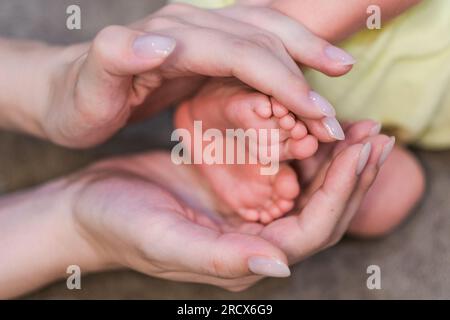 Poignées et jambes du nouveau-né Banque D'Images