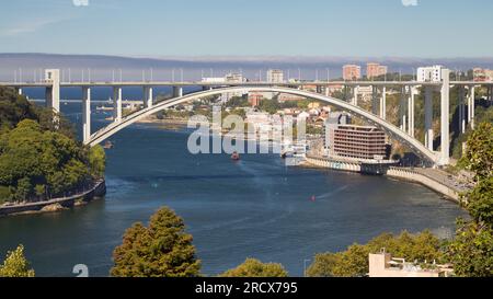 Pont Arrabida sur le fleuve Douro entre Porto et Vila Nova de Gaia, Portugal. Banque D'Images