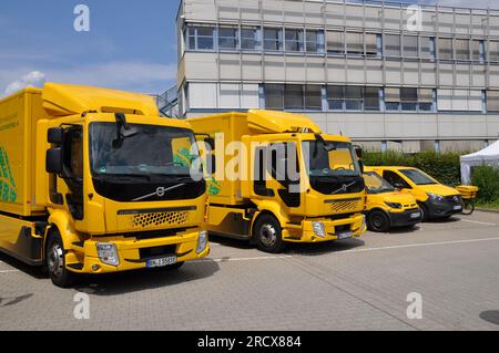 Berlin, Allemagne. 13 juillet 2023. Deutsche Post DHL a acheté 13 grands camions électriques pour le transport de colis entre les centres de distribution. Elle utilise déjà 24 000 véhicules électriques pour livrer des colis, allant des fourgonnettes aux tricycles en passant par les vélos cargo (photo du 13 juillet 2023). Crédit : Zapotocky Ales/CTK photo/Alamy Live News Banque D'Images