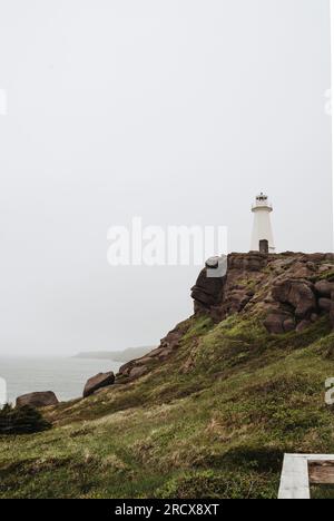 Phare à Cape Spear, Terre-Neuve par jour nuageux. Banque D'Images