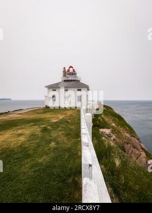 Phare à Cape Spear, Terre-Neuve par jour nuageux. Banque D'Images