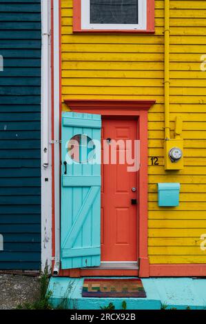 Maison peinte de couleurs vives avec porte colorée à St. John's, Terre-Neuve Banque D'Images