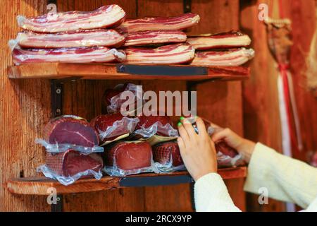 La main féminine choisit la viande sur un marché Banque D'Images