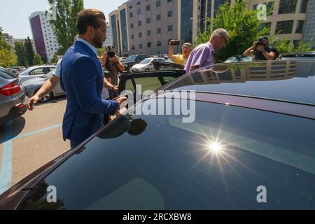 Bucarest, Roumanie. 17 juillet 2023 : Tristan Tate (à gauche) et son frère Andrew Tate (pas sur photo) quittent le tribunal de Bucarest où les juges décident s'ils restent assignés à résidence. Les frères Tate font l'objet d'une enquête de la part des procureurs de la Direction des enquêtes sur le crime organisé et le terrorisme (DIICOT) dans une affaire de traite d'êtres humains et de formation d'un groupe criminel organisé pour l'exploitation des femmes. Crédit : lcv/Alamy Live News Banque D'Images