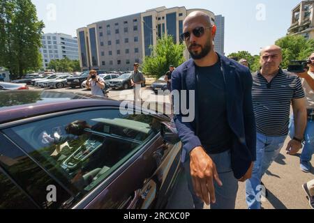 Bucarest, Roumanie. 17 juillet 2023 : Andrew Tate (C) et son frère Tristan Tate (pas sur la photo) quittent le tribunal de Bucarest où les juges décident s'ils restent assignés à résidence. Les frères Tate font l'objet d'une enquête de la part des procureurs de la Direction des enquêtes sur le crime organisé et le terrorisme (DIICOT) dans une affaire de traite d'êtres humains et de formation d'un groupe criminel organisé pour l'exploitation des femmes. Crédit : lcv/Alamy Live News Banque D'Images