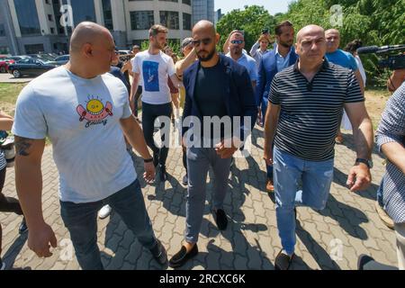 Bucarest, Roumanie. 17 juillet 2023 : Andrew Tate (C) et son frère Tristan Tate quittent le tribunal de Bucarest où les juges décident s'ils restent assignés à résidence. Les frères Tate font l'objet d'une enquête de la part des procureurs de la Direction des enquêtes sur le crime organisé et le terrorisme (DIICOT) dans une affaire de traite d'êtres humains et de formation d'un groupe criminel organisé pour l'exploitation des femmes. Crédit : lcv/Alamy Live News Banque D'Images