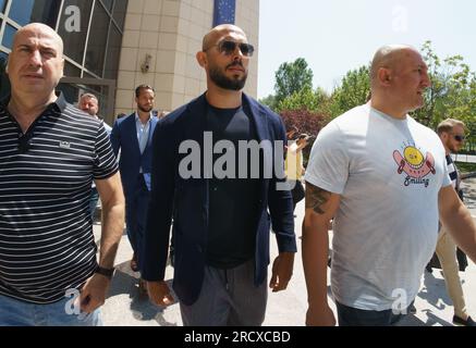 Bucarest, Roumanie. 17 juillet 2023 : Andrew Tate (C) et son frère Tristan Tate (back-C) quittent le tribunal de Bucarest où les juges décident s'ils restent assignés à résidence. Les frères Tate font l'objet d'une enquête de la part des procureurs de la Direction des enquêtes sur le crime organisé et le terrorisme (DIICOT) dans une affaire de traite d'êtres humains et de formation d'un groupe criminel organisé pour l'exploitation des femmes. Crédit : lcv/Alamy Live News Banque D'Images