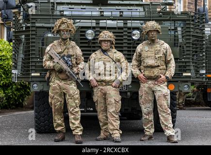 Redford Barracks, Édimbourg, Écosse, Royaume-Uni, 17 juillet 2023. Soldats du 3e bataillon fusils avec un énorme véhicule Mastiff lourdement blindé conçu pour contrer les menaces des bombes de bord de route Banque D'Images