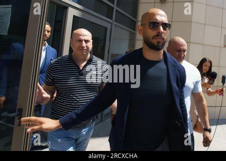 Bucarest, Roumanie. 17 juillet 2023 : Andrew Tate (C) et son frère Tristan Tate (L) quittent le tribunal de Bucarest où les juges décident s'ils restent assignés à résidence. Les frères Tate font l'objet d'une enquête de la part des procureurs de la Direction des enquêtes sur le crime organisé et le terrorisme (DIICOT) dans une affaire de traite d'êtres humains et de formation d'un groupe criminel organisé pour l'exploitation des femmes. Crédit : lcv/Alamy Live News Banque D'Images