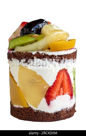 Gâteau aux fruits isolé sur fond blanc. Délicieux gâteau à base de fraise, banane, kiwi, pêche et crème. Produits de boulangerie. gros plan Banque D'Images
