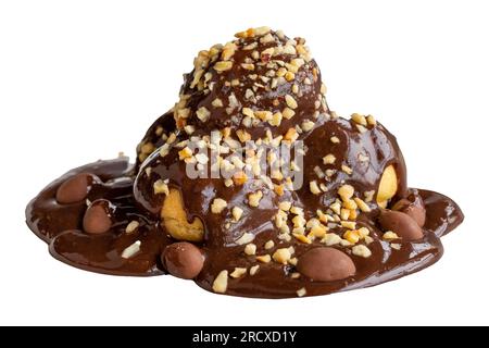 Dessert profiterole isolé sur fond blanc. Spécialités de la cuisine française traditionnelle. Dessert profiterole garni de morceaux de chocolat et de noisettes Banque D'Images