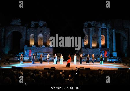 Taormina, Italie TAOMODA WEEK Awards et défilé de mode au Théâtre antique dans la photo:Anteprima show Banque D'Images