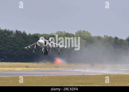 Espagnol McDonnell Douglas Harrier II prenant sous la pluie au Royal International Air Tattoo 2023 à RAF Fairford, Gloucestershire, Royaume-Uni Banque D'Images