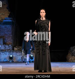 Taormina, Italie Prix de LA SEMAINE TAOMODA et défilé de mode au Théâtre antique sur la photo : Daniele Calcaterra show Banque D'Images