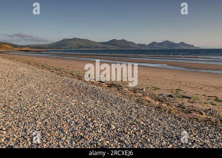 Dinas Dinlle Beach et les montagnes de la péninsule de Llyn, au nord du pays de Galles Banque D'Images